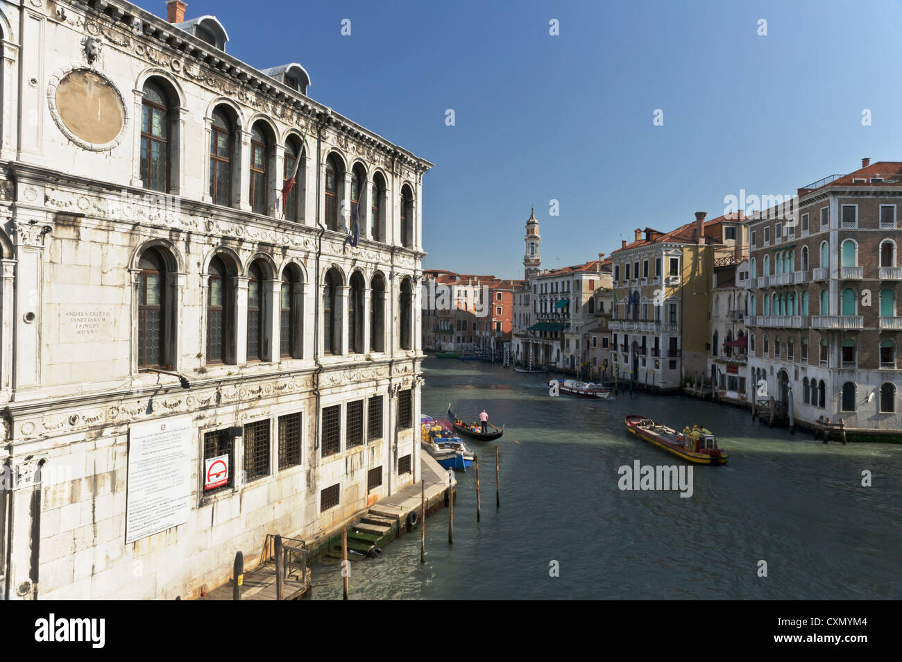 Attività quotidiane sul Grand Canal, Venezia, Italia. Foto Stock