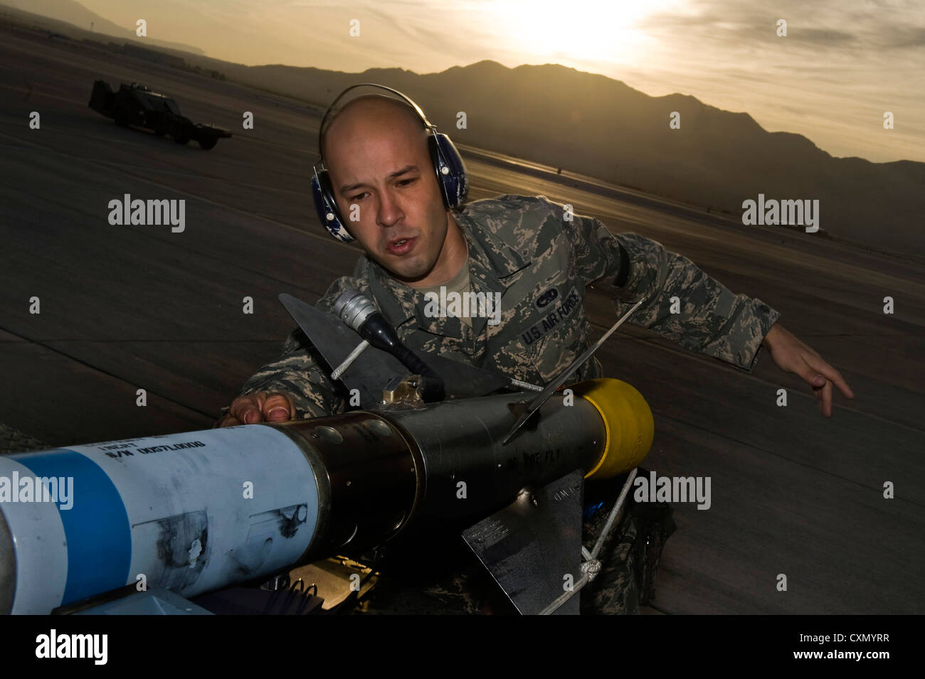 Il Senior Airman David Murray del 57th Aircraft Maintenance Squadron prepara un sistema missilistico AIM-9 per il caricamento su un F-16 Fighting Falcon durante una competizione trimestrale con equipaggio di carico presso la Nellis Air Force base, Nevada. La competizione mette alla prova velocità, precisione e sicurezza. Foto Stock