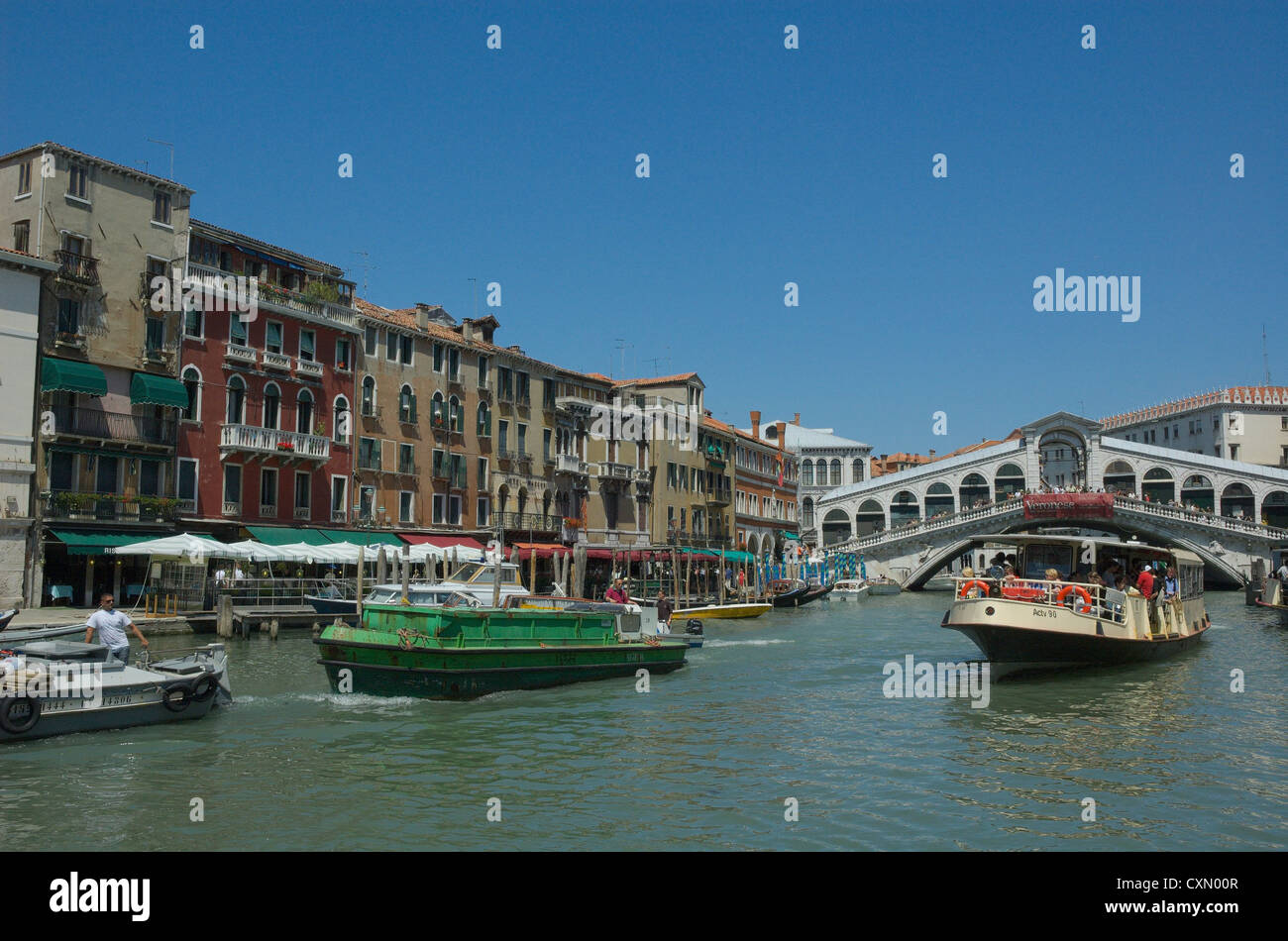 Canal Grande di Venezia che mostra gli edifici sulla Riva del Vin sulla sinistra e il Ponte di Rialto in background. Varie barche comprese Foto Stock