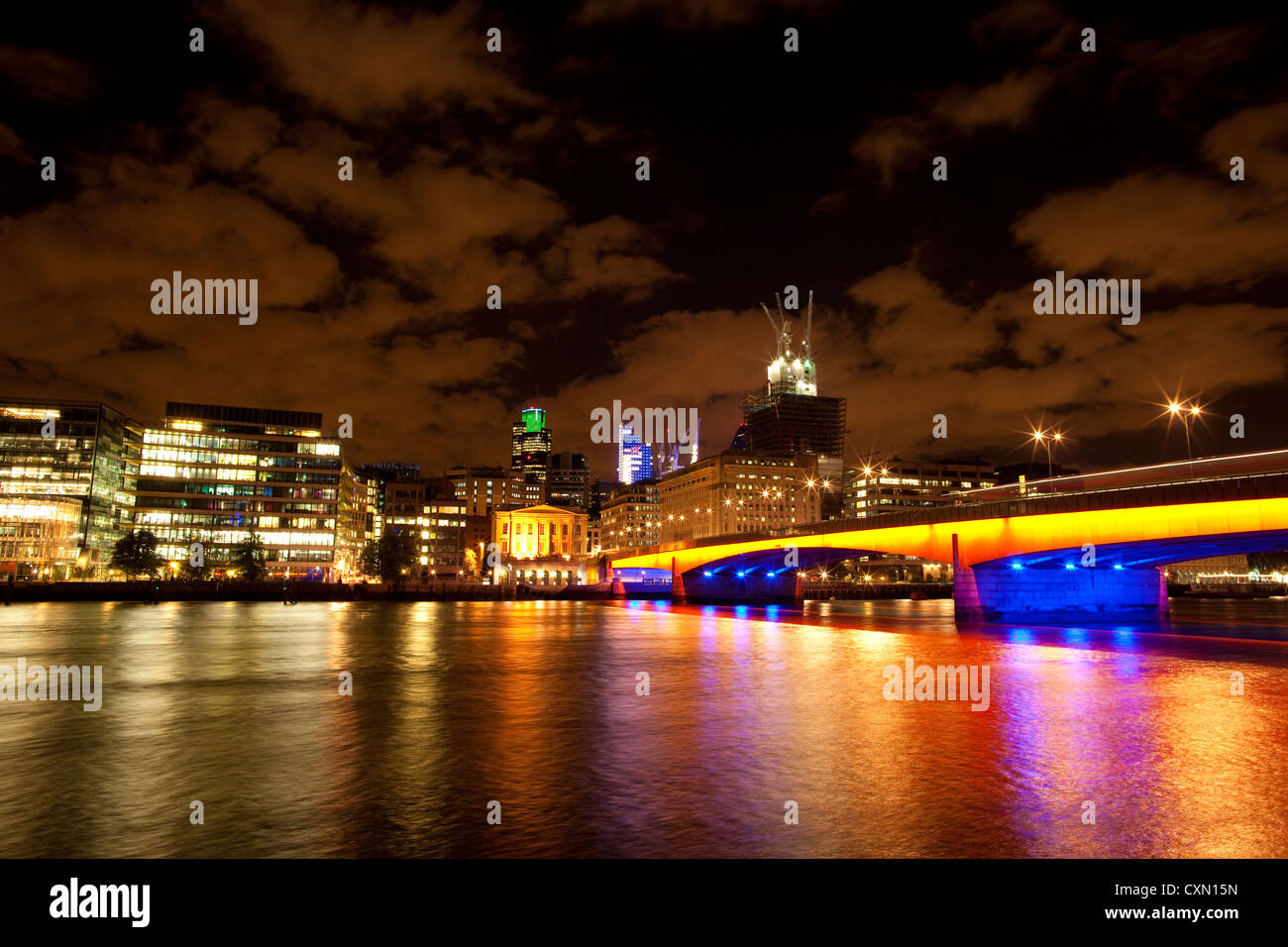 London Bridge illuminata sul Fiume Tamigi di notte, Central London, England, Regno Unito Foto Stock