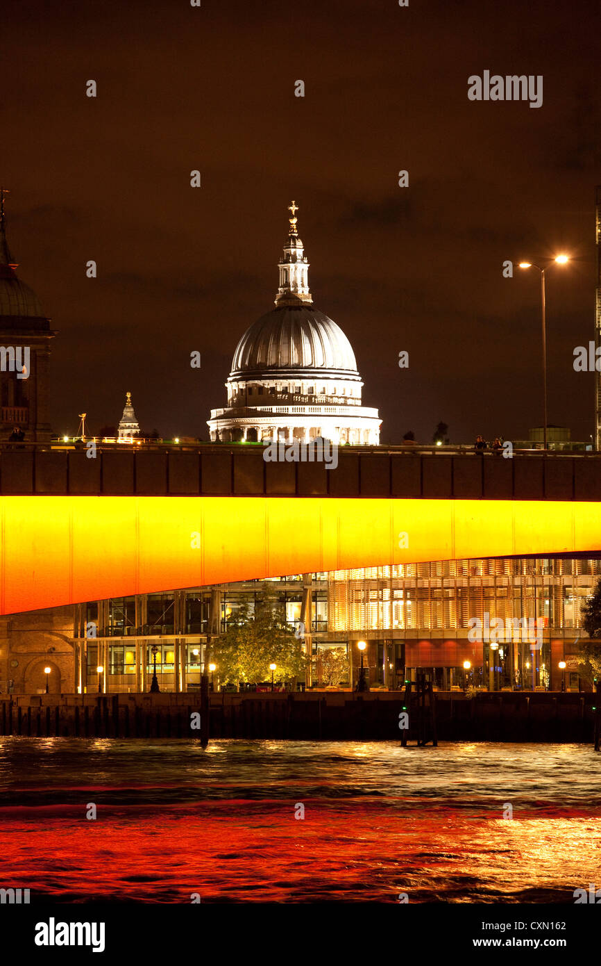 La Cattedrale di San Paolo sorge dietro un illuminato London Bridge, oltre il Fiume Tamigi di notte, Central London, England, Regno Unito Foto Stock
