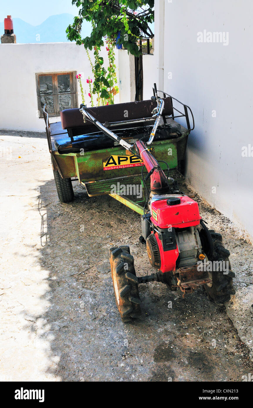 Utilità del trattore per uso generale . visto in una strada laterale in cima alla collina villaggio di Krousta . Creta Foto Stock