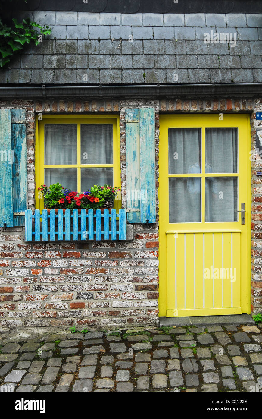 Casa con giallo porta dipinta, Durbuy, Ardenne, Belgio Foto Stock