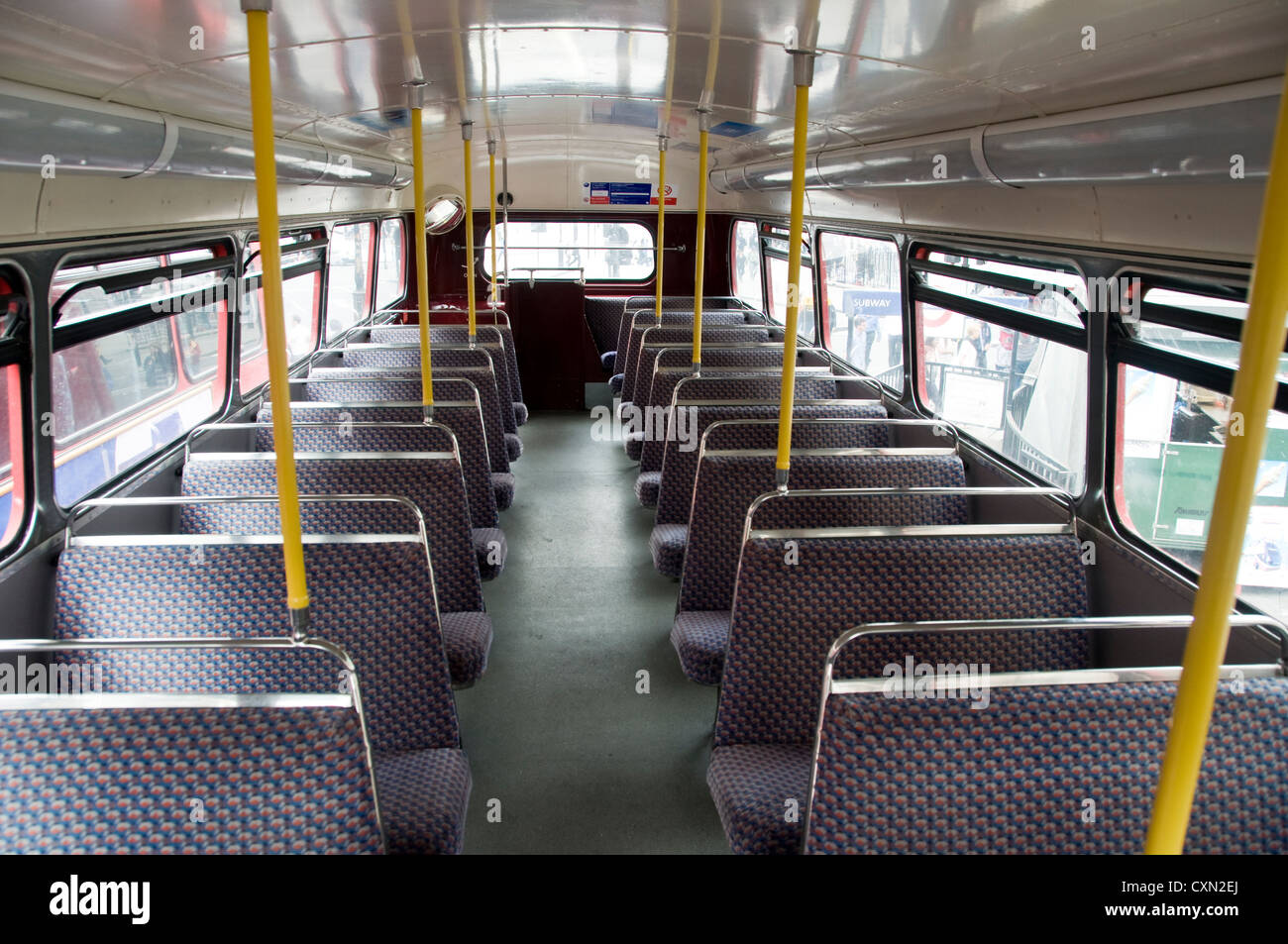 Piano superiore di Londra autobus Routemaster dal davanti guardando posteriore. Foto Stock