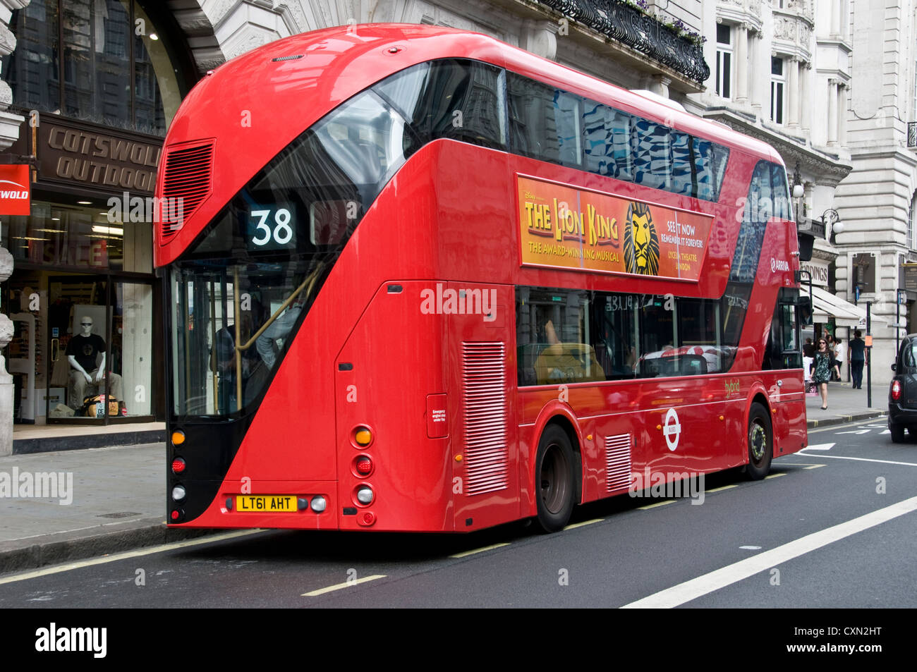 Vista posteriore del nuovo Routemaster bus londinese. Viaggiando verso est lungo Piccadilly , London W1. Foto Stock