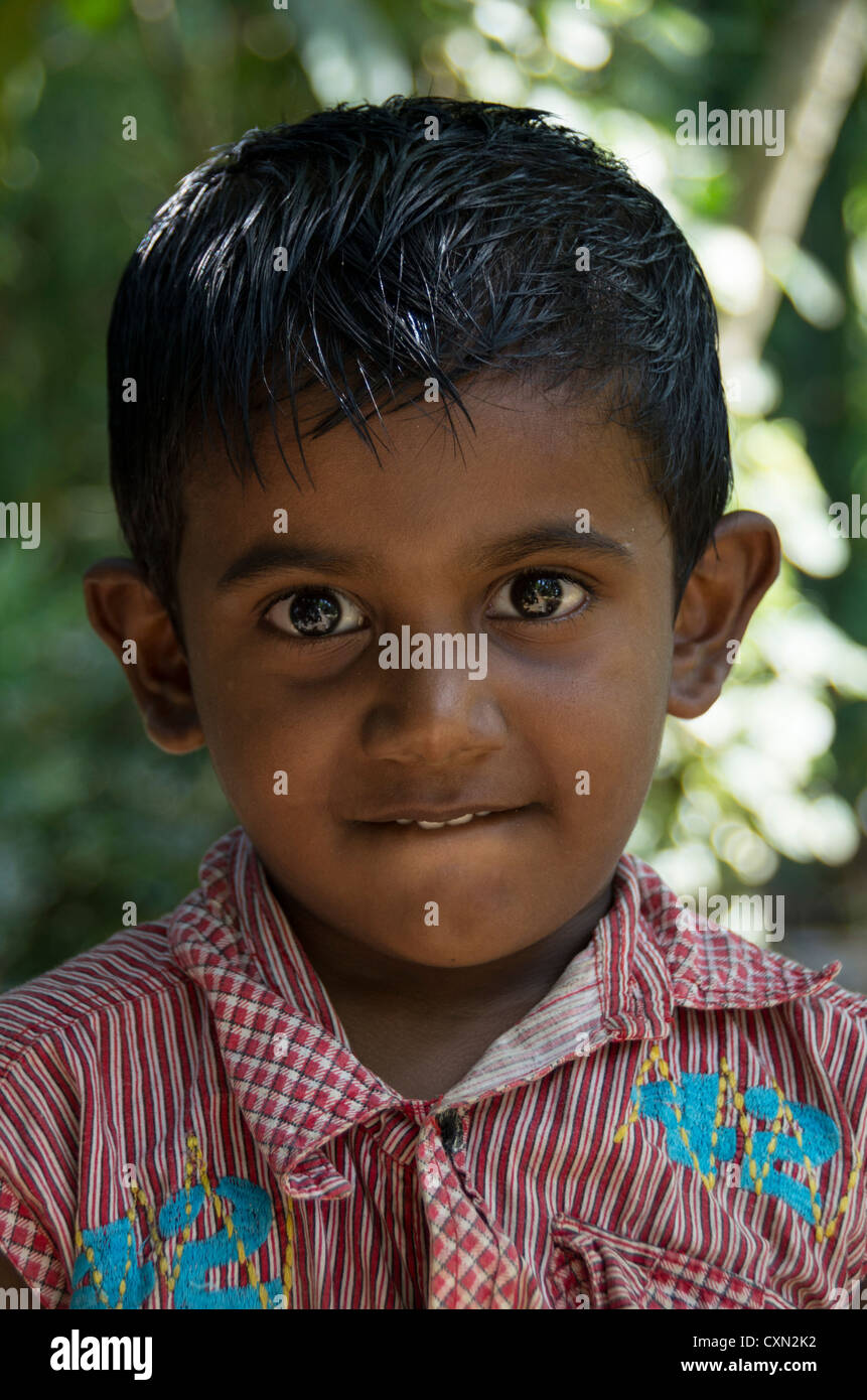 Un ragazzo del Kerala pone per la fotocamera Foto Stock
