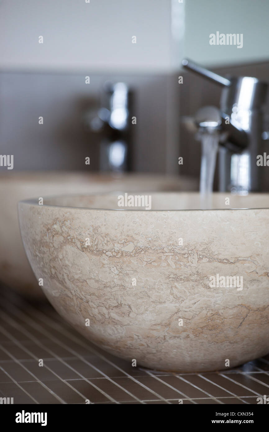 Bagno moderno unità lavello in pietra Foto Stock
