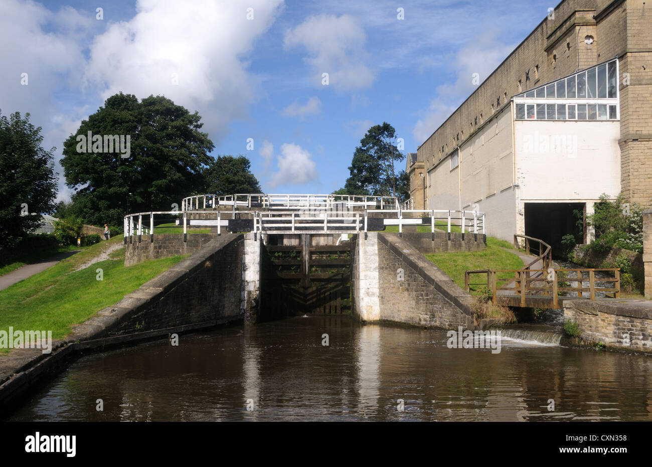 Il fondo di Bingley Three-Rise serrature, sul Leeds e Liverpool Canal a Bingley, nello Yorkshire, Inghilterra Foto Stock