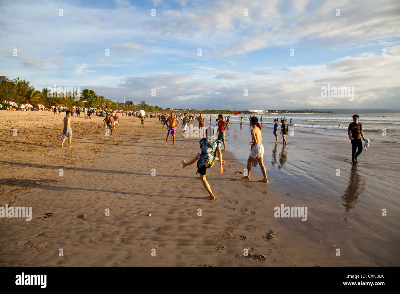 La vita in spiaggia in Kuta Beach a Bali Foto Stock