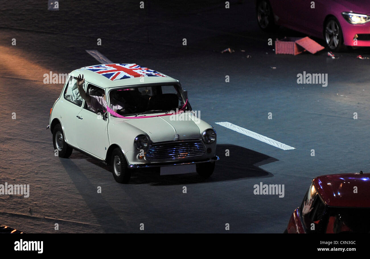Un bianco mini auto con una bandiera europea sul tetto. Foto Stock