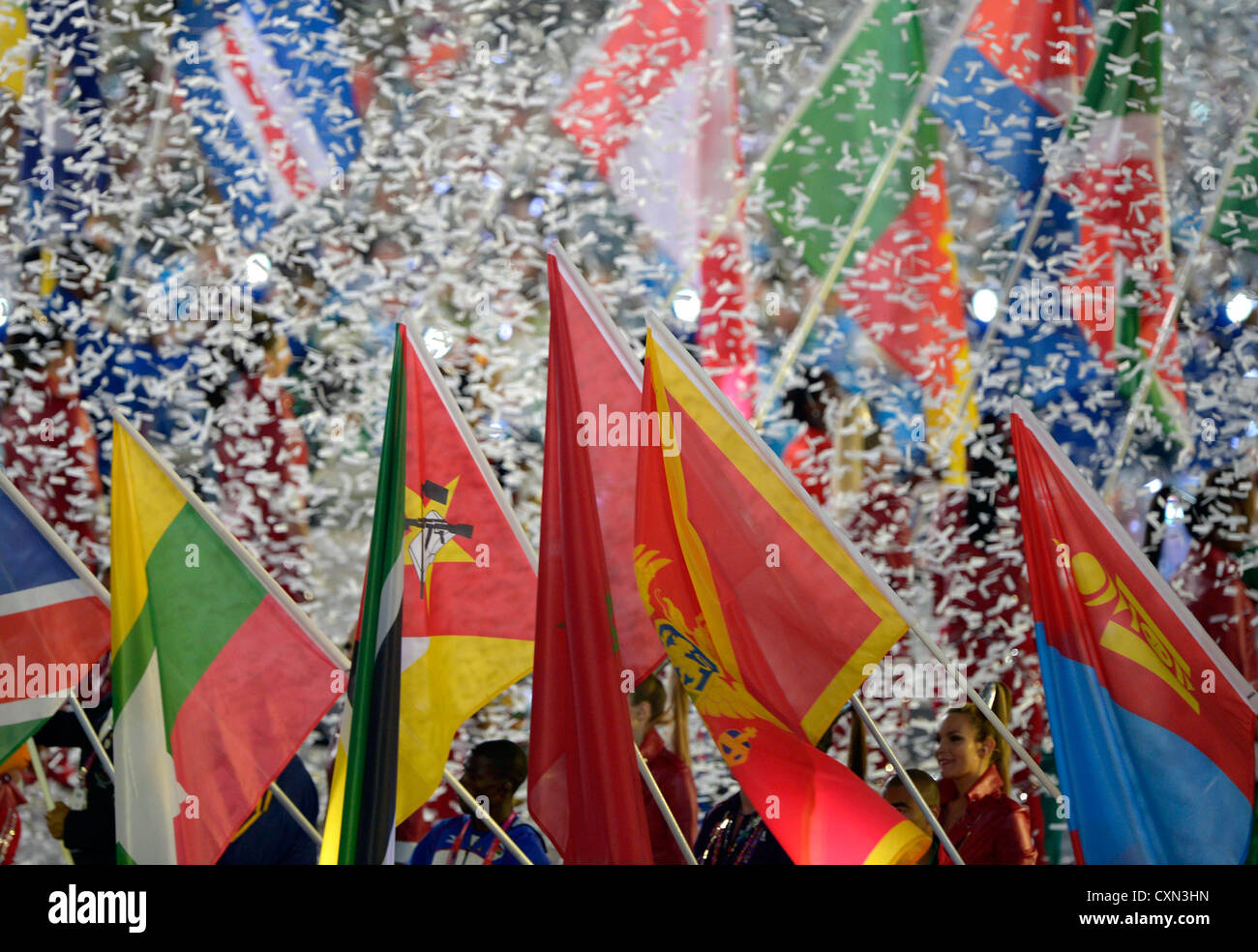 Ticker tape e bandiere delle nazioni. Foto Stock