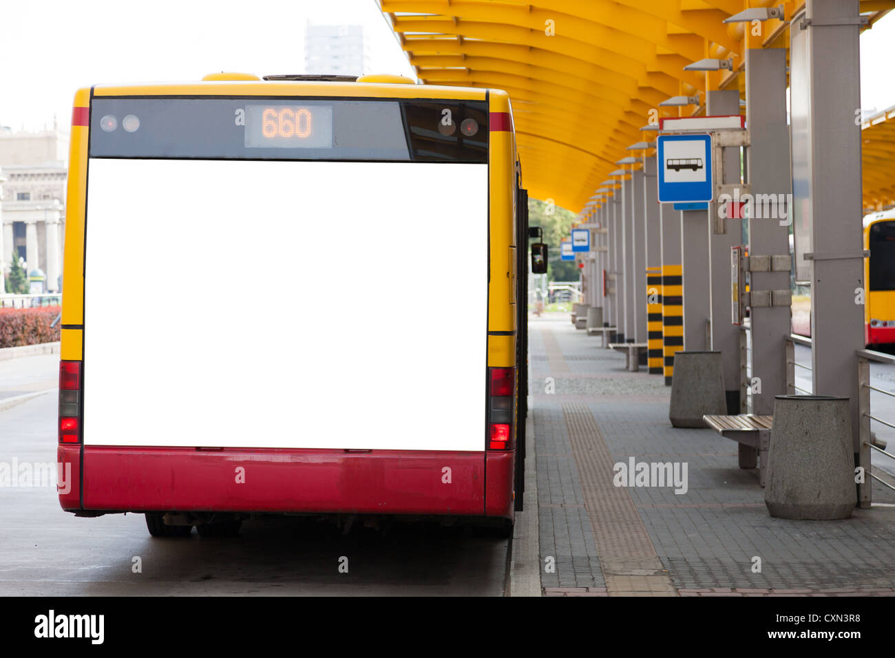 Tabellone vuoto sul retro di un bus per la tua pubblicità Foto Stock