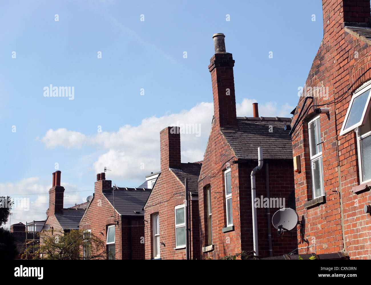 Retro della lingua Inglese in mattoni rossi case a schiera in città con il cielo blu di sfondo e copiare lo spazio. Foto Stock
