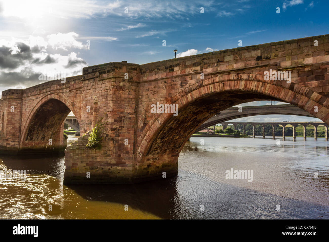 Il vecchio ponte di pietra in Scozia in estate Foto Stock