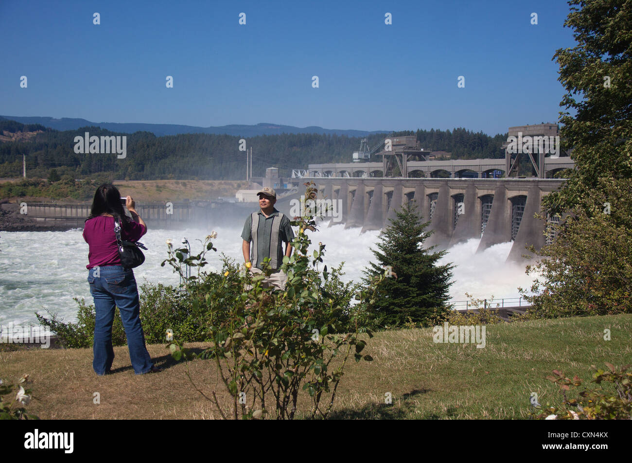Bonneville Dam stramazzo, Columbia River, Oregon e Washington Foto Stock