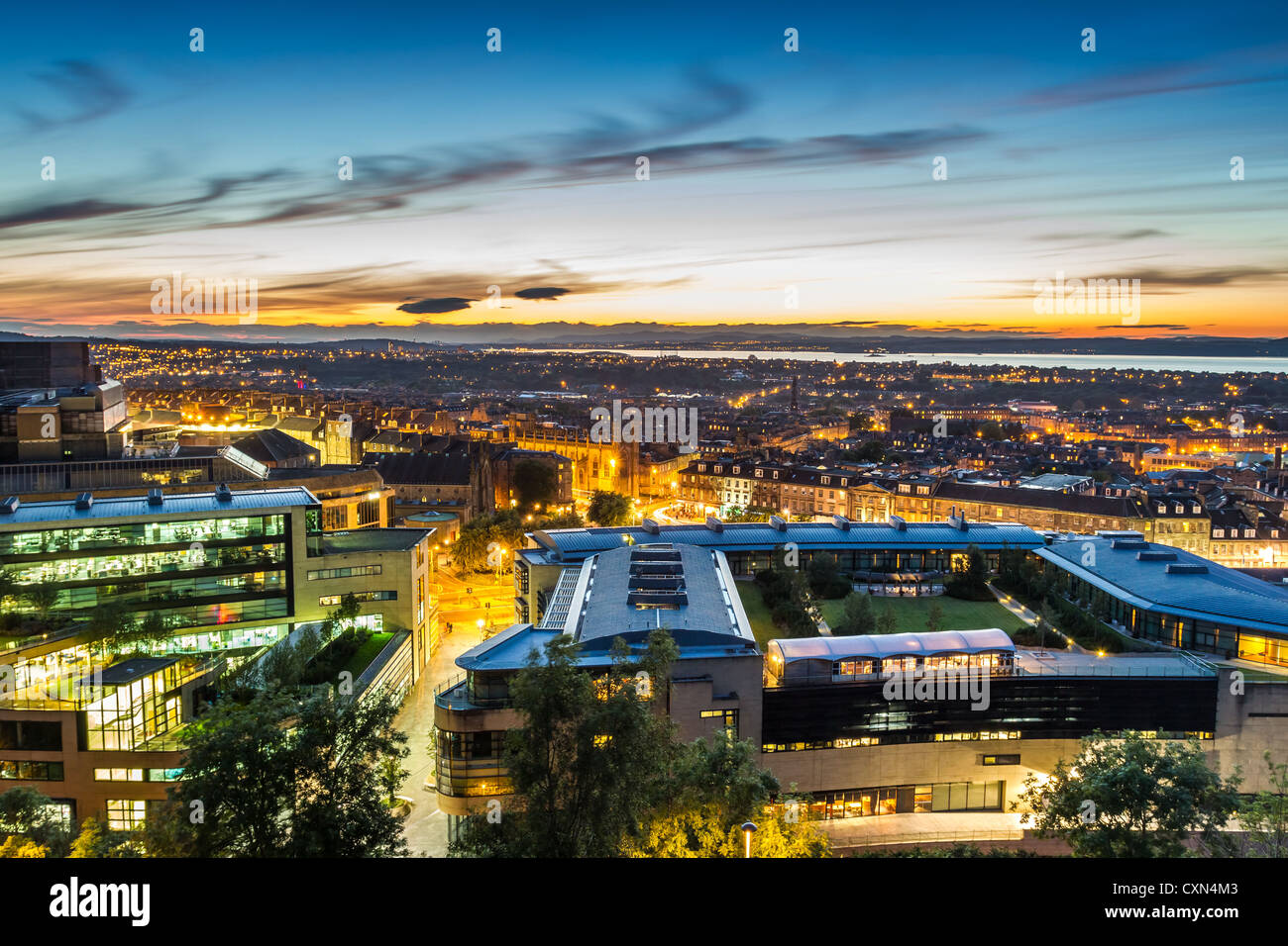 Il tramonto sulla città di Edimburgo in estate Foto Stock
