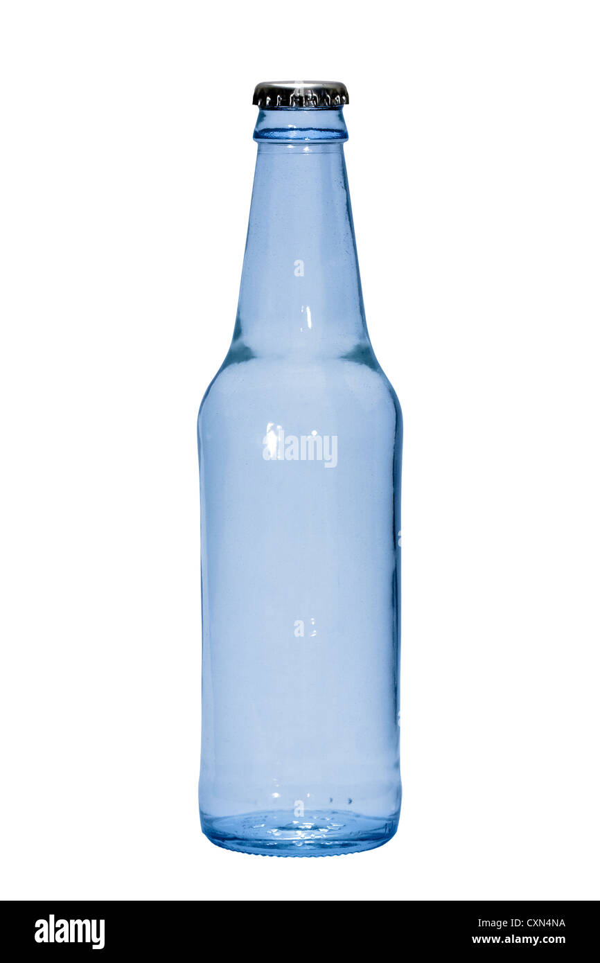 Tagliare fuori. Blu bottiglia di vetro con argento bottlecap su sfondo bianco Foto Stock