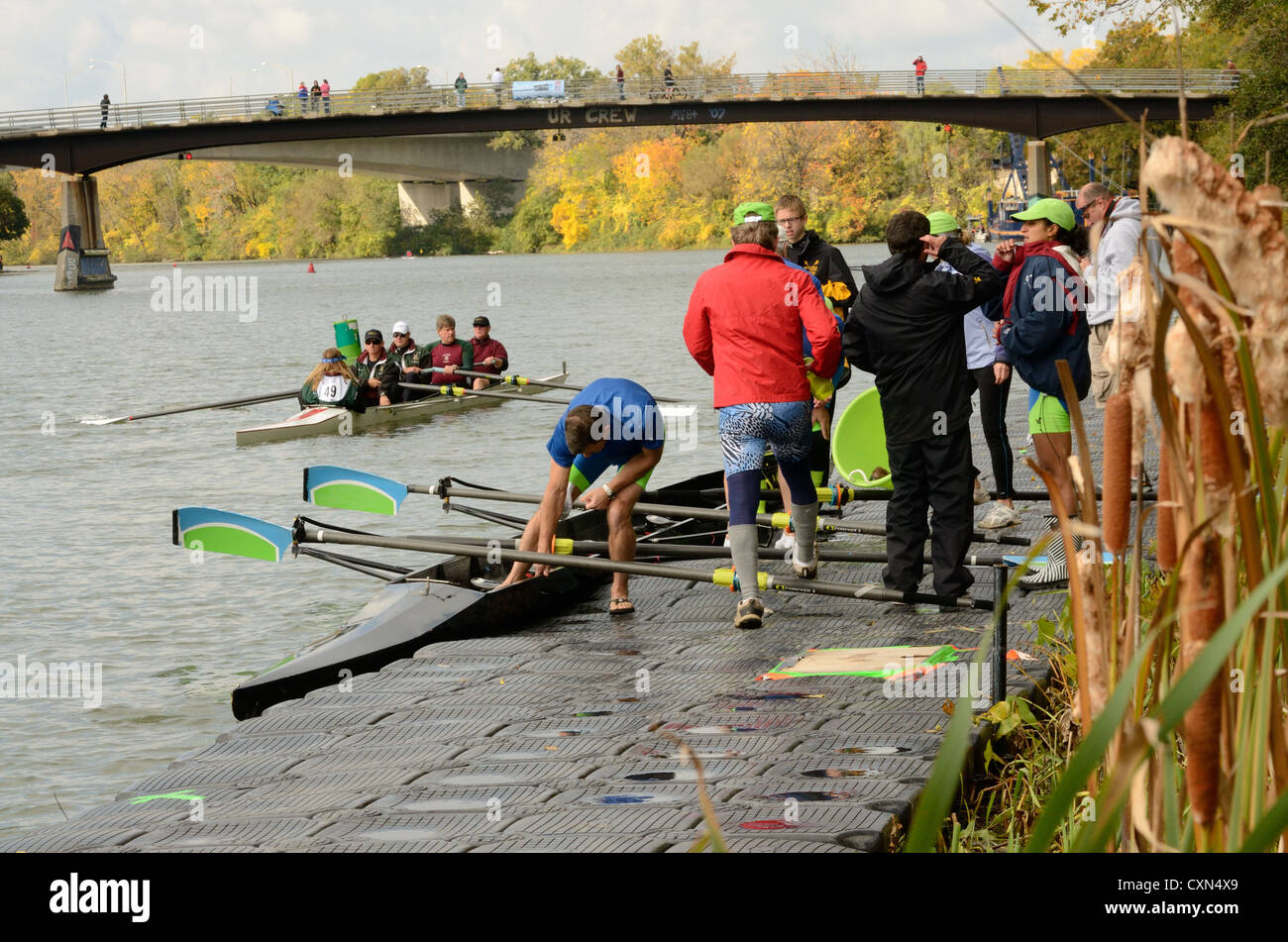 Quattro equipaggi uomo preparati a entrare in gara di regata. Foto Stock