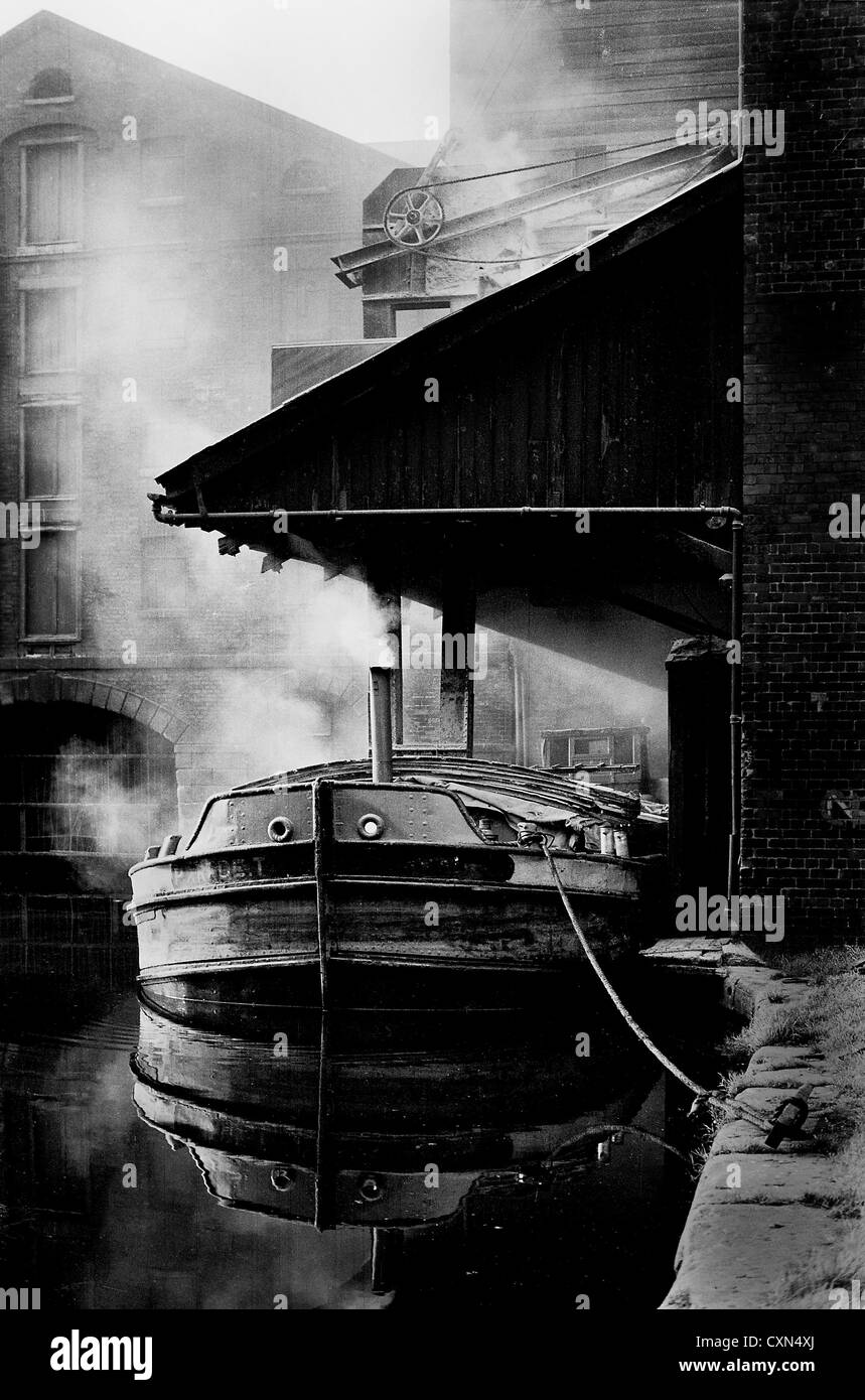 La centrale a carbone vapore grano comandato barge 'Parade' docks a Sheffield Bacino del canale nel 1970, a prendere a forniture sfuse di grano Foto Stock