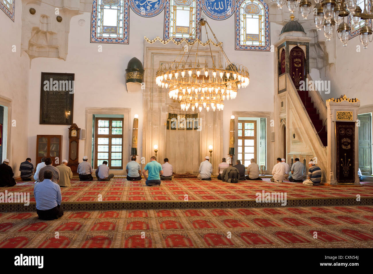 Pregano gli uomini in una moschea di Istanbul Foto Stock