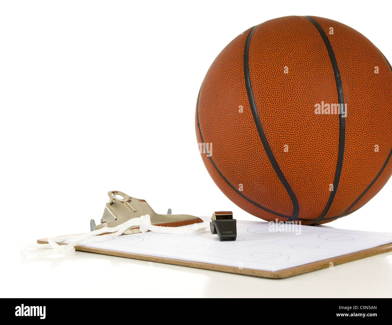 Appunti, fischio, appunti e la sfera - voci un pullman avrebbe utilizzato quando il coaching o insegnare la pallacanestro su sfondo bianco Foto Stock