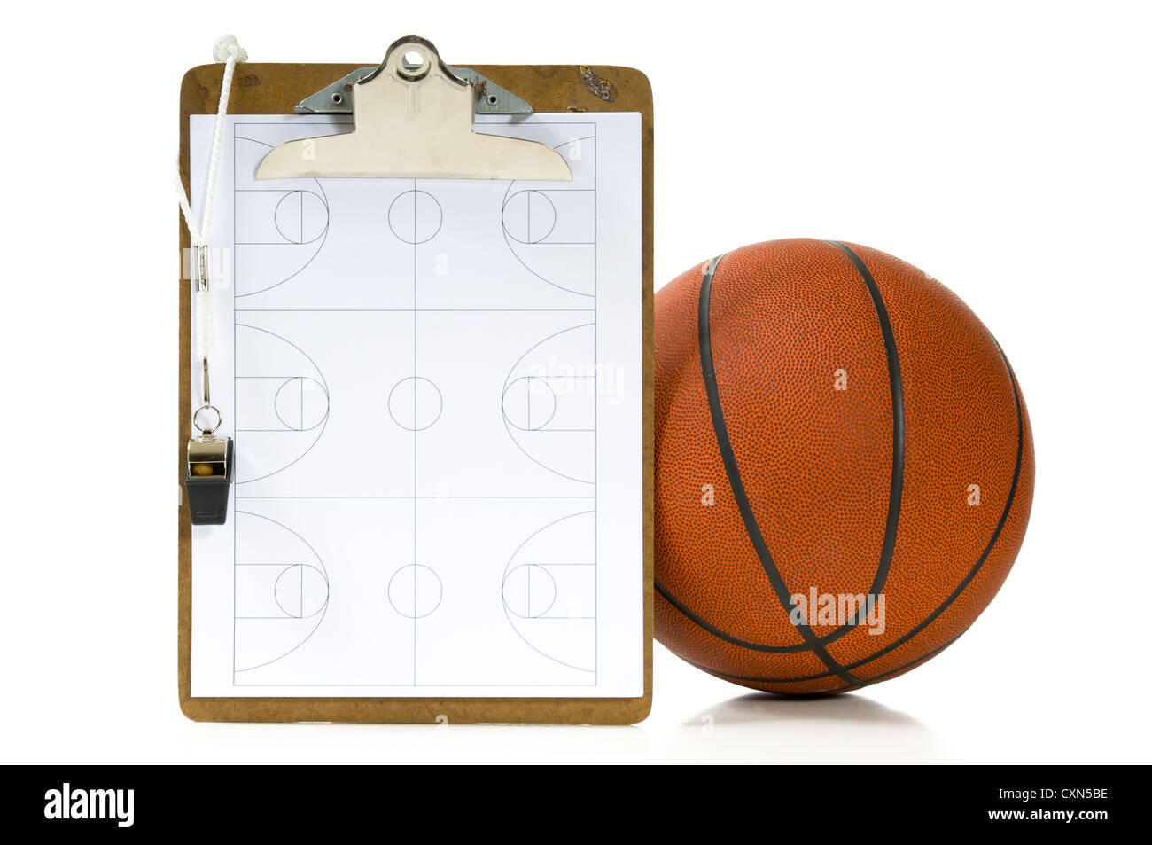 Appunti, fischio, appunti e la sfera - voci un pullman avrebbe utilizzato quando il coaching o insegnare la pallacanestro su sfondo bianco Foto Stock