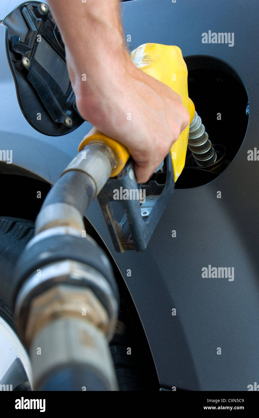 Mano d'uomo mettere carburante o di benzina in una automobile Foto Stock
