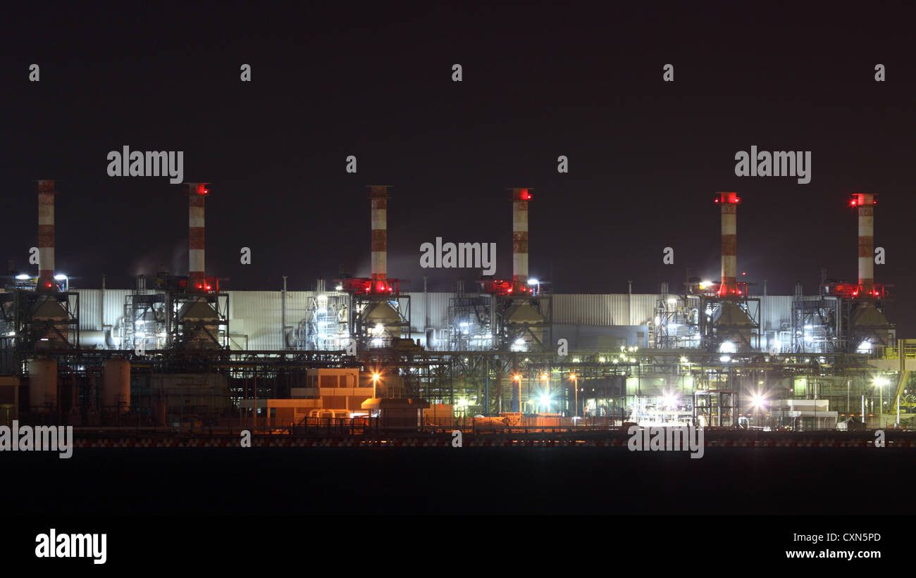 Raffineria di petrolio illuminata di notte Foto Stock