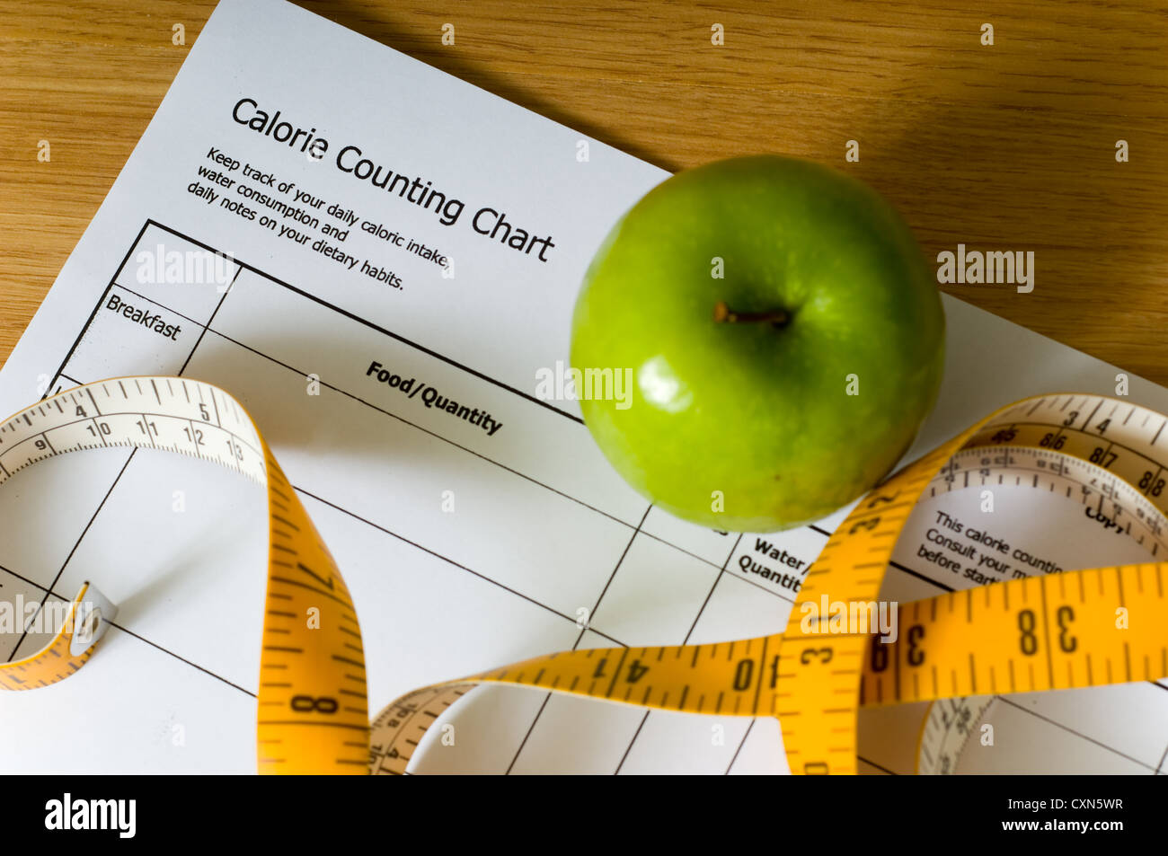 Conteggio calorico grafico, mela verde e nastro di misurazione, gli elementi per una dieta Foto Stock