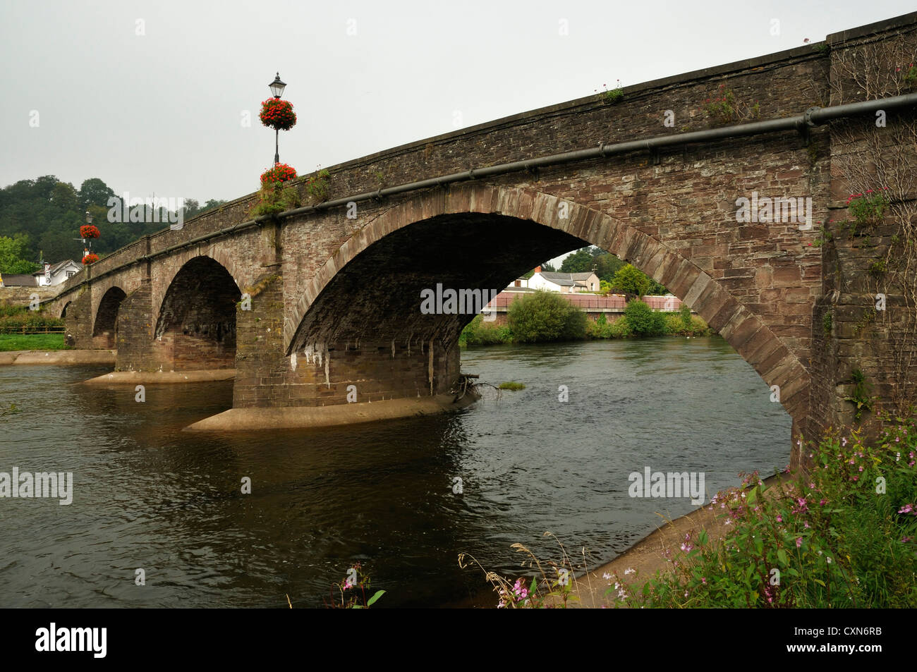 Display floreale sul ponte Usk, Usk, Monmouthshire Foto Stock