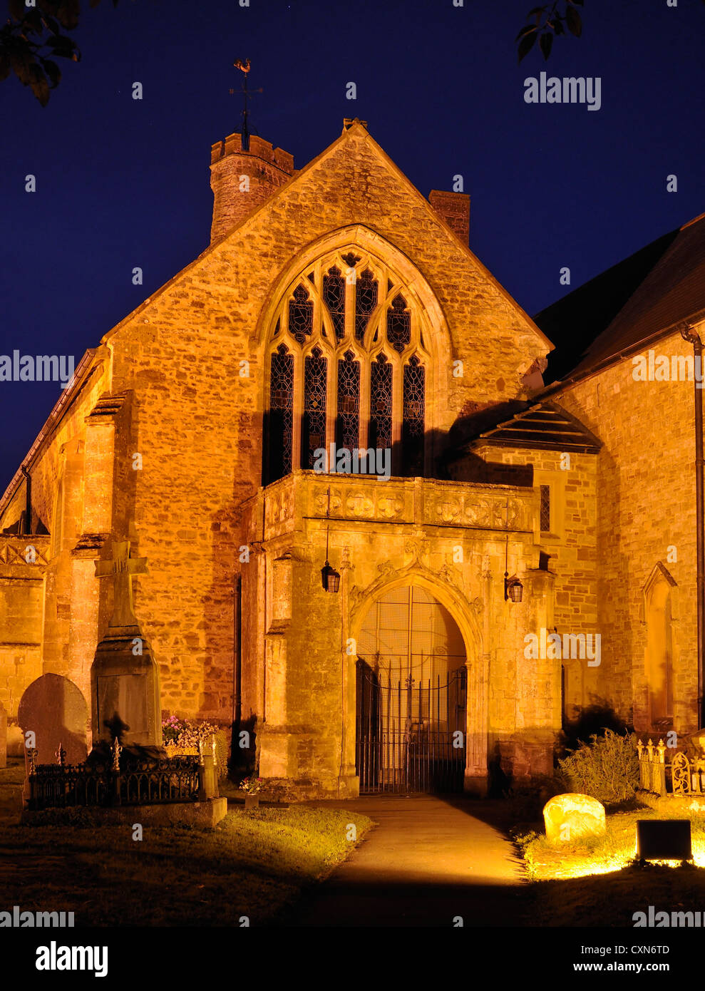 Il priorato di Chiesa di Santa Maria di notte, Usk, Monmouthshire Foto Stock