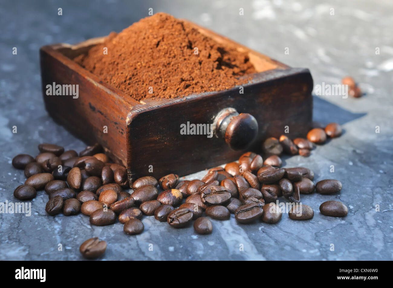 Caffè in grani e macinato in un piccolo cassetto in legno Foto Stock