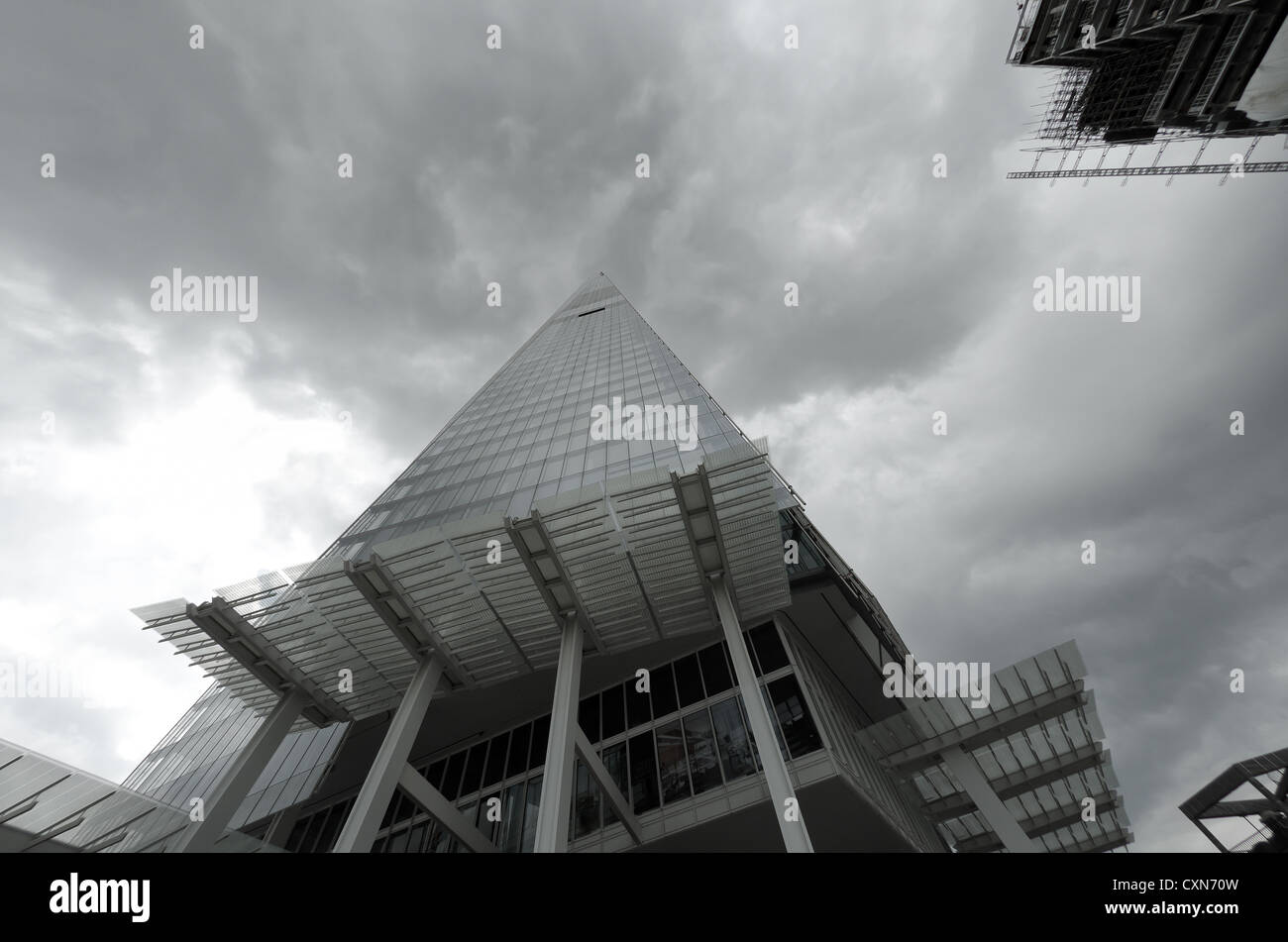 L'edificio di Shard vista ravvicinata di moderna costruzione architettonica a partire dal livello del suolo alla ricerca fino al cloud e windows Foto Stock