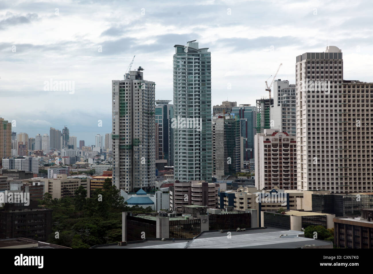Si tratta di una foto di Manila, la città capitale delle Filippine. Possiamo la skyline se il suo quartiere finanziario e degli affari di torri Foto Stock