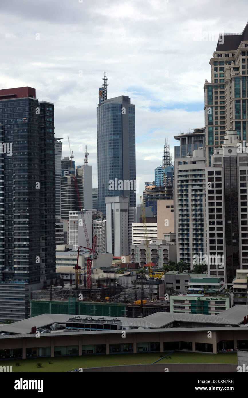 Si tratta di una foto di Manila, la città capitale delle Filippine. Possiamo la skyline se il suo quartiere finanziario e degli affari di torri Foto Stock