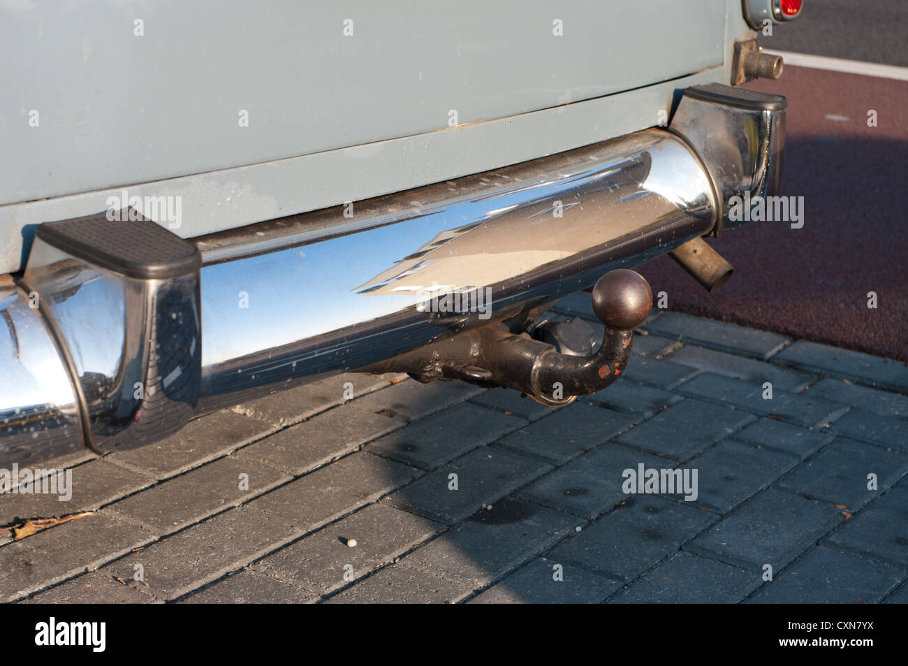 Close-up di un paraurti cromato e attacco di oldtimer Foto Stock