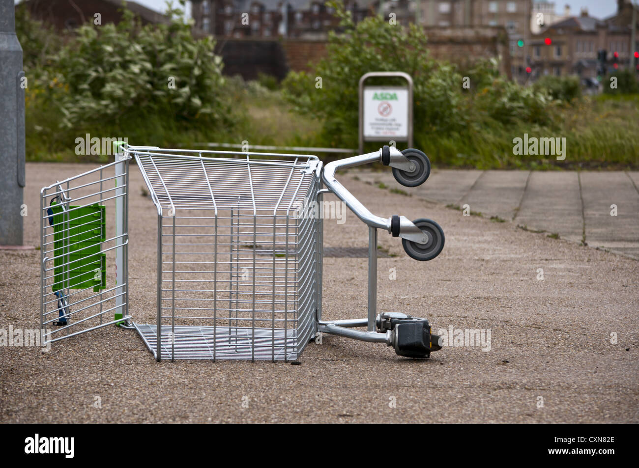 Abbandonata la Asda Carrello trolley Foto Stock