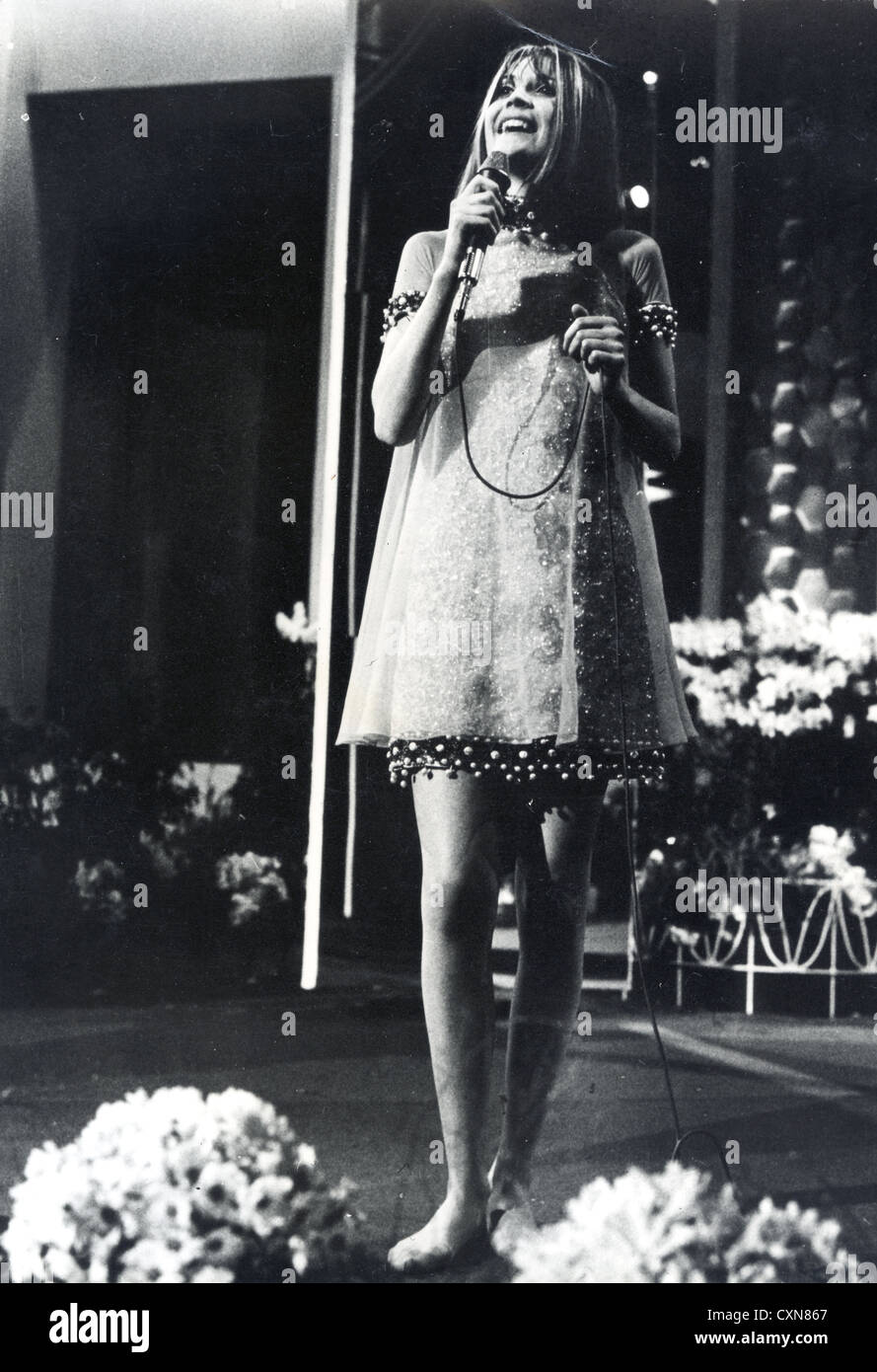 SANDIE SHAW UK cantante pop eseguire "Puppet su una stringa' al 1967 Eurovision Song Contest Foto Stock