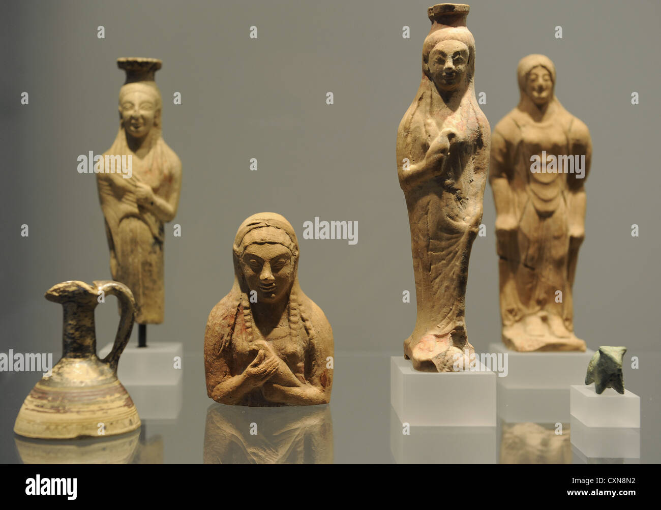Antica arte. Mediterraneo. Santuario. Immagini di terracotta del donatore o gli dèi. Ny Carlsberg Glyptotek. La Danimarca. Foto Stock