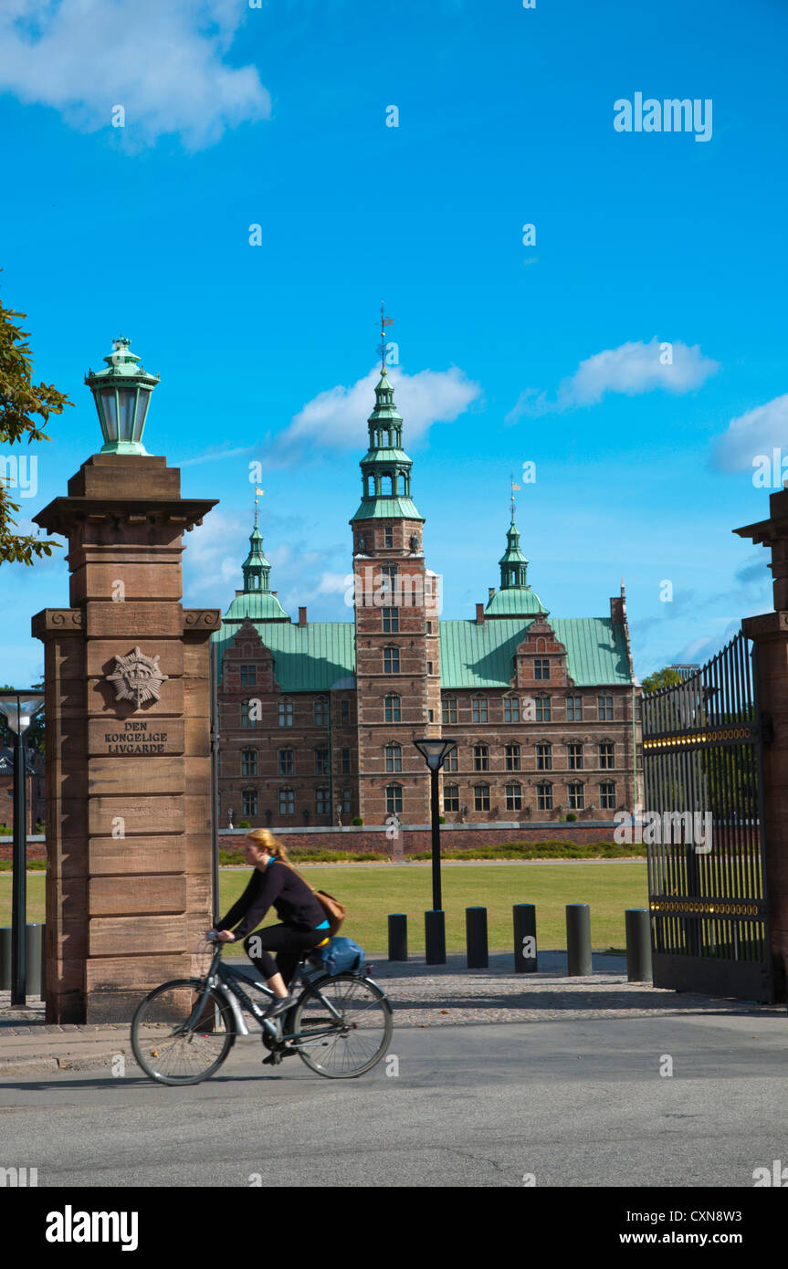 Andando in bicicletta passato Rosenborg Slotshave park con il castello di Rosenborg centrale di Copenhagen DANIMARCA Europa Foto Stock