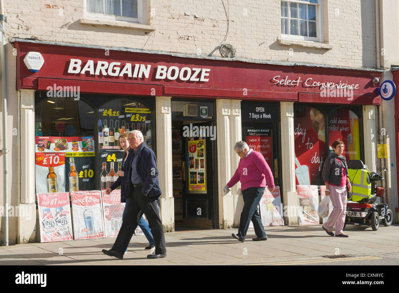 Affare Booze supermercato vendita di alcool a basso prezzo su high street in Brecon Powys South Wales UK Foto Stock