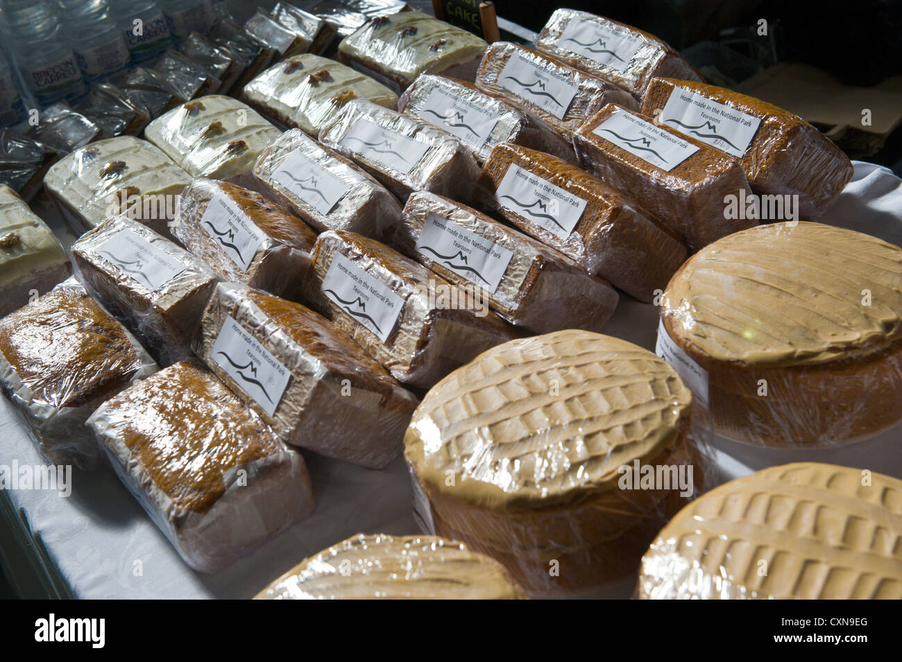 Torte per la vendita in stallo a Parco Nazionale di Brecon Beacons Food Festival nella sala mercato Brecon Powys South Wales UK Foto Stock