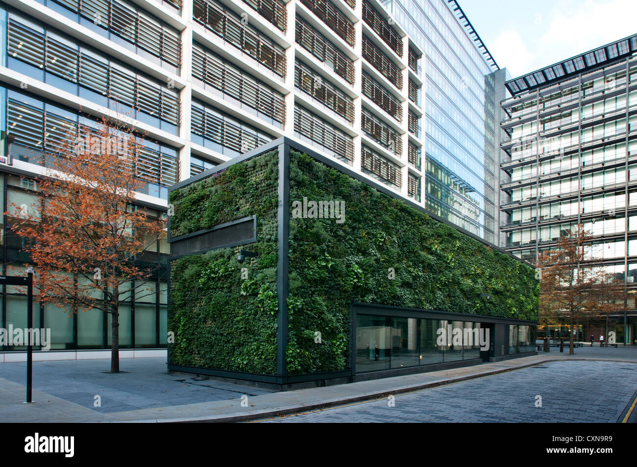 Verde sulla parete di un edificio moderno, New Street Square, London, Regno Unito Foto Stock