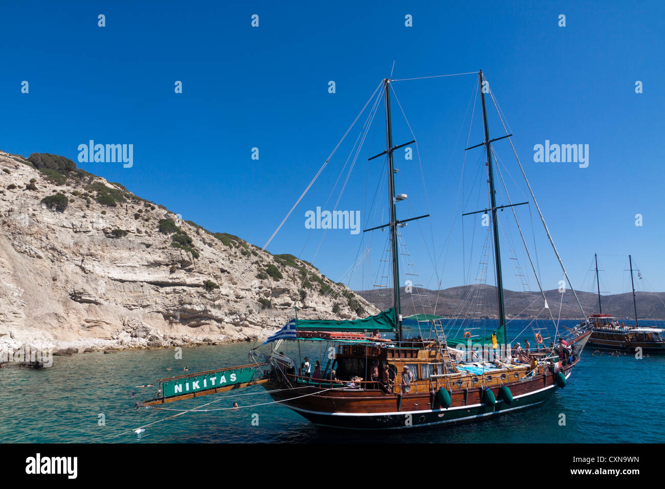 Due-masted turistica greca caicchi ormeggiato l'isola greca di Plati Foto Stock