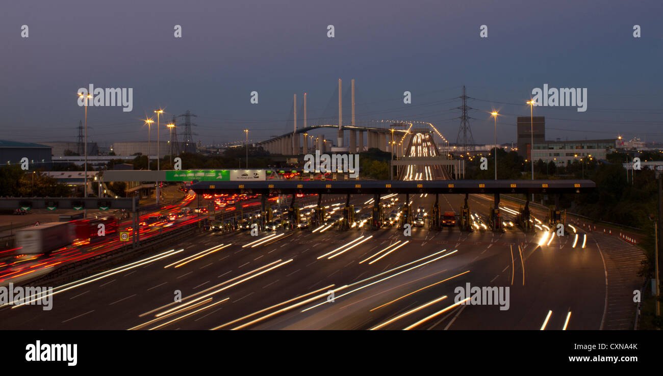 Caselli a Dartford River Crossing, sulla M25, mostrando la regina Elisabetta secondo ponte a. Foto Stock