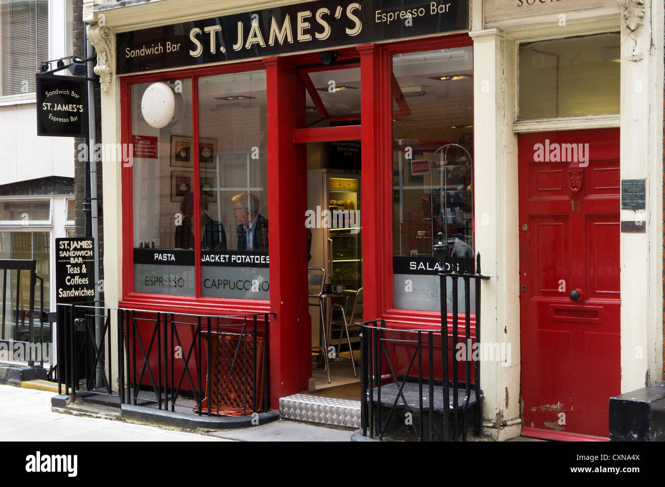St James's Espresso Bar - un piccolo caffè bar nel centro di Londra. Foto Stock