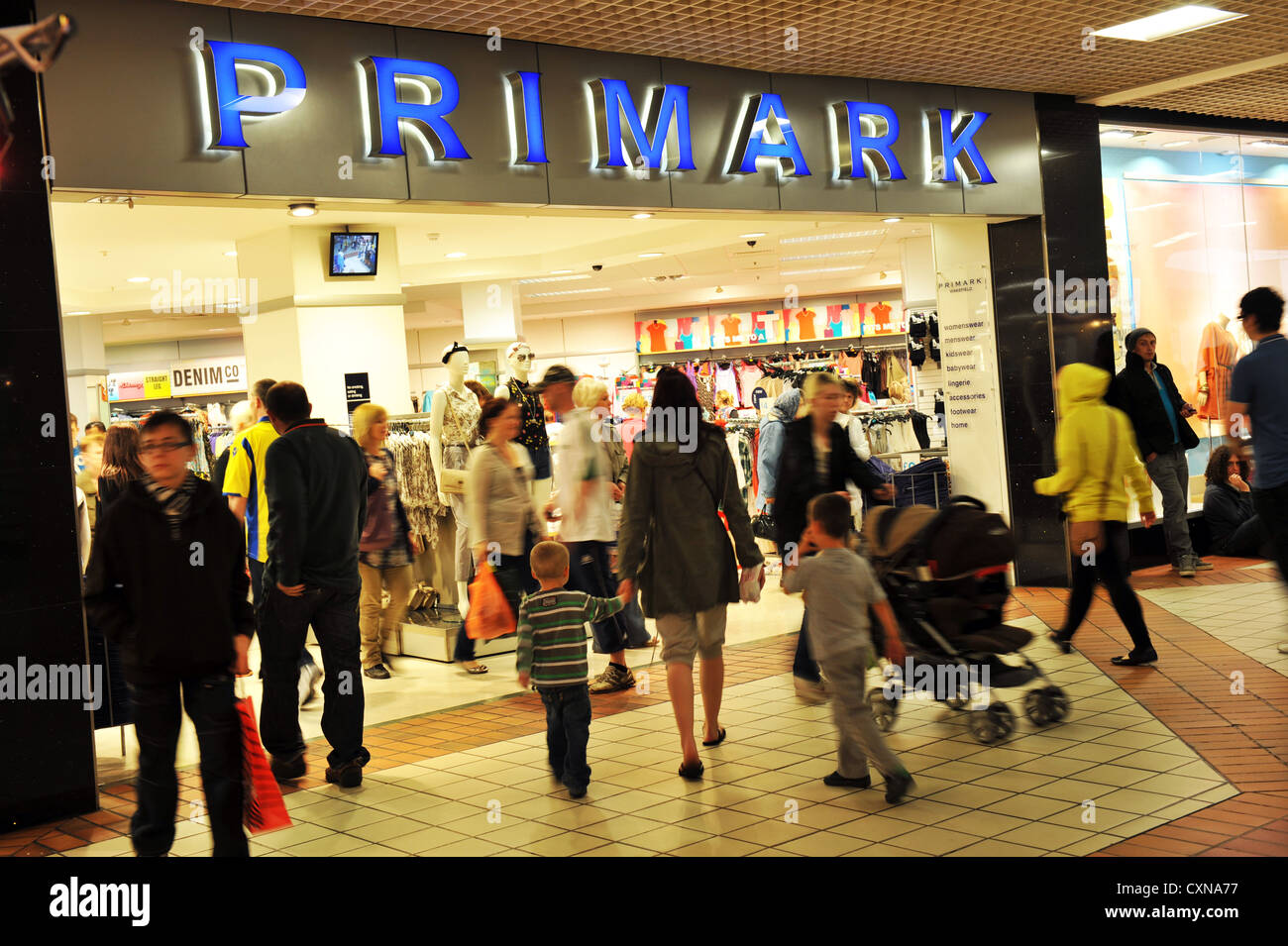I clienti accorrono per Primark negozio di abbigliamento Wakefield REGNO UNITO Foto Stock