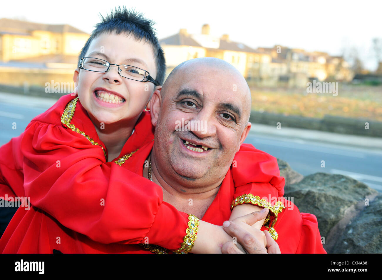 Roma polacca il padre ed il figlio in abbigliamento tradizionale, Bradford Regno Unito Foto Stock