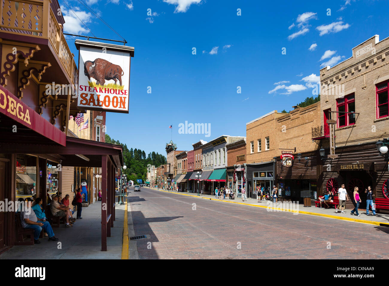 La strada principale del centro storico di Deadwood, South Dakota, dove Wild Bill Hickok è stato ucciso, STATI UNITI D'AMERICA Foto Stock