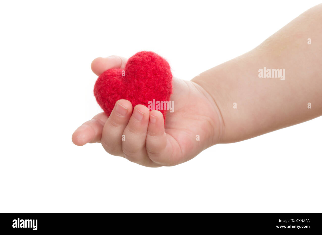 Bambino la mano con un cuore rosso Foto Stock